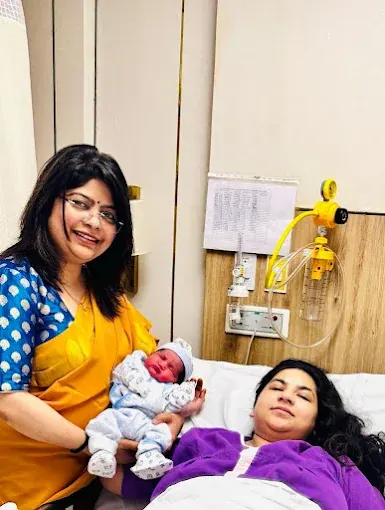 Dr. Bhavya Rathore with a mother and newborn